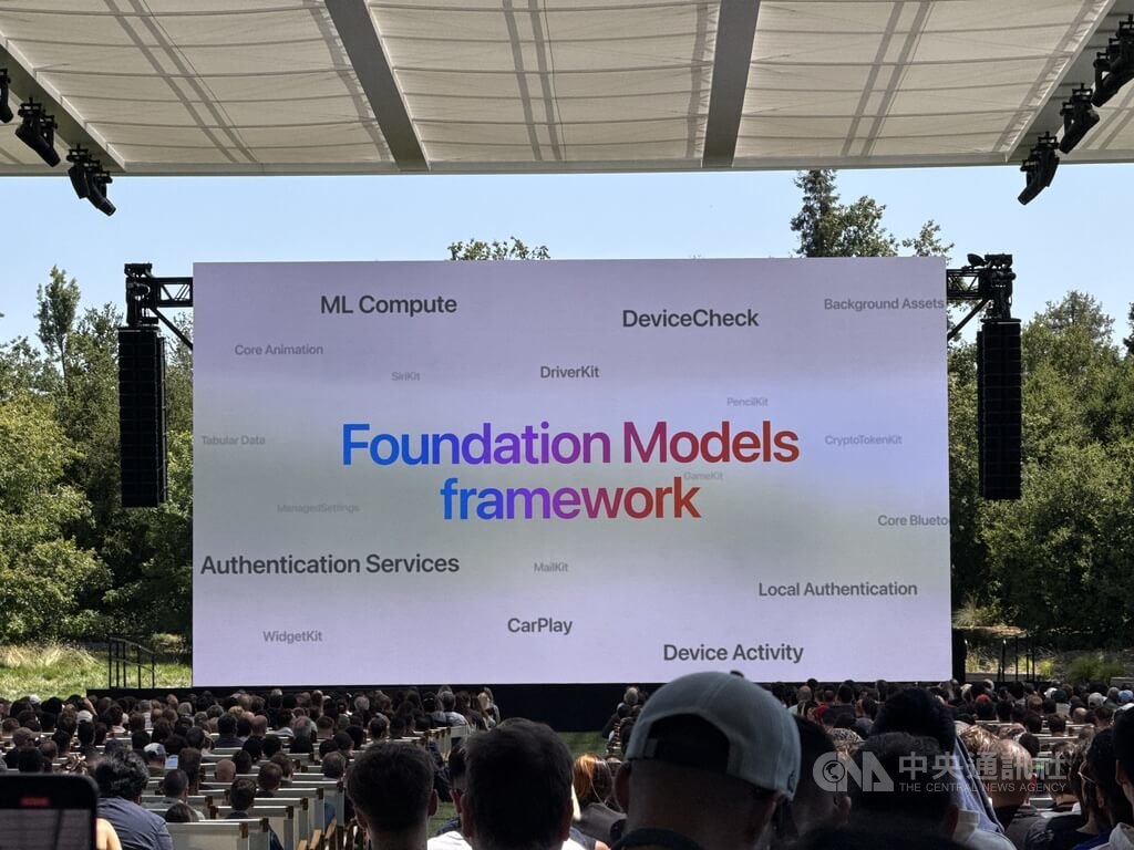 蘋果公司9日在加州總部舉辦年度全球開發者大會（WWDC），宣布將透過基礎模型框架（Foundation Models framework），讓任何App都能直接運用Apple Intelligence核心的裝置端基礎模型。中央社記者吳家豪舊金山攝  114年6月9日 圖：中央社提供