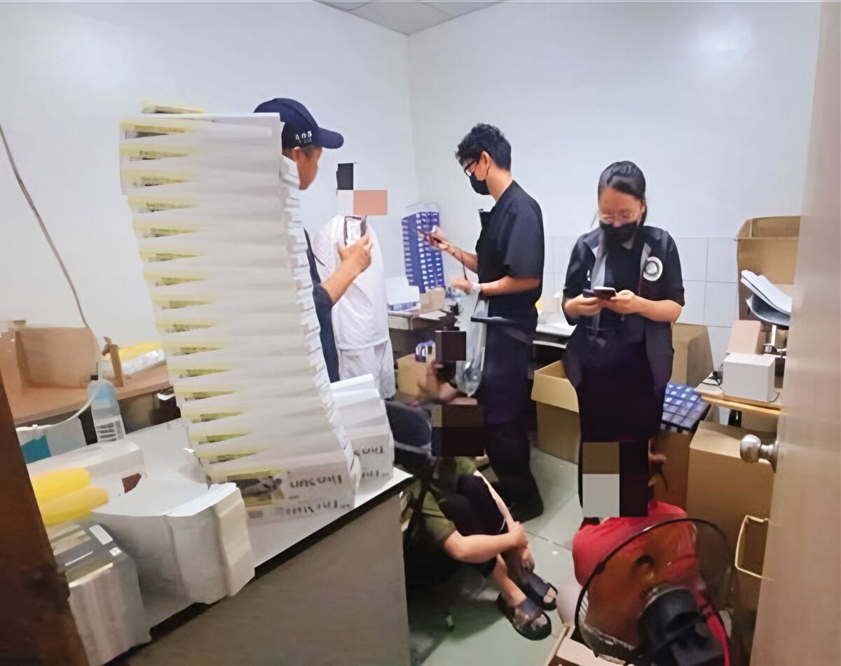 彰化海巡署查緝私菸，頻傳「內神通外鬼」，以人頭扛下罪責，大筆罰鍰也成呆帳。圖非當事人。 圖：（彰化專勤隊提供）