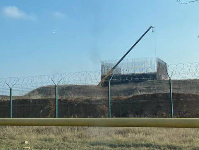 烏軍近期持續對俄羅斯空軍基地發起襲擊，並多次導致俄軍戰機受損。為了降低相關襲擊行動可能造成的損害，多個俄軍基地開始建設混凝土防禦設施，預防可能遭受的無人機襲擊。 圖：翻攝自 @NOELreports X 帳號