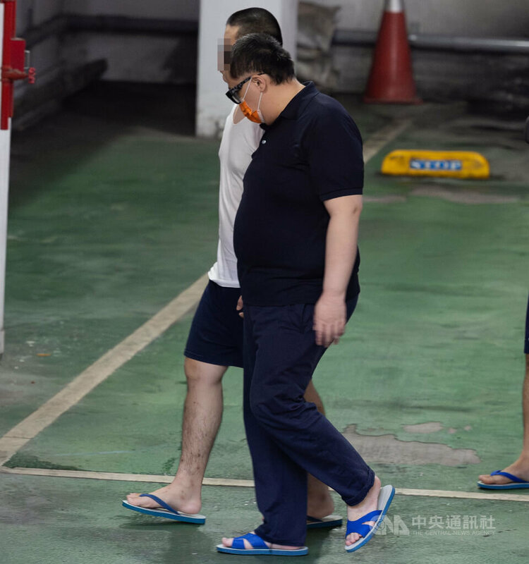台北地檢署偵辦前民進黨黨工涉共諜案，10日依違反國安法等罪起訴邱世元（前）等人。稍晚將移審台北地方法院。中央社記者謝佳璋攝  114年6月10日