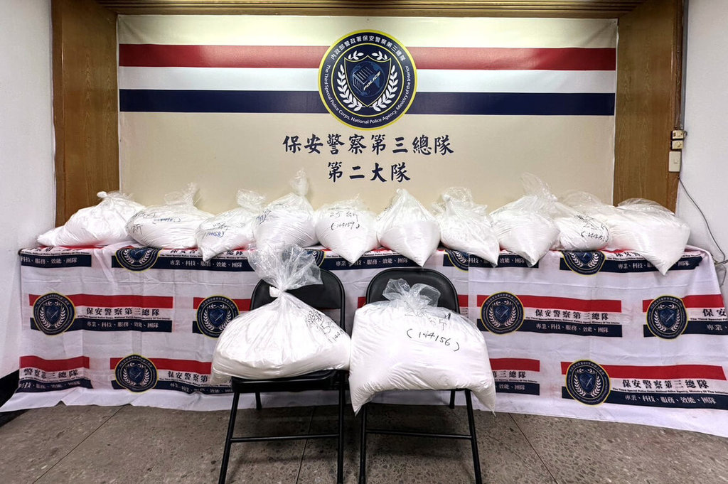 橋頭地檢署1月間偵破運毒集團利用空運走私300多公斤喪屍煙毒案，查獲12包含有依托咪酯的包裹，檢方初估該批毒品約可製成300萬顆喪屍煙彈，經偵查依運輸第二級毒品未遂等罪嫌起訴6人。（橋頭地檢署提供）中央社記者張已亷傳真114年6月10日