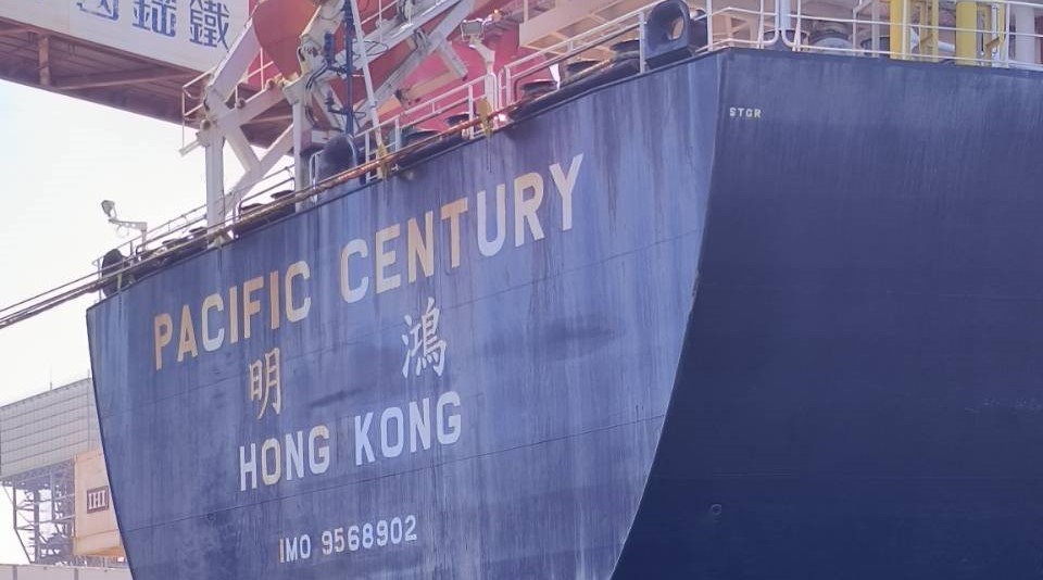 中鋼集團承租的香港籍散裝輪「明鴻號」在高雄港出港時撞碼頭肇事。 圖：高雄港務分公司/提供