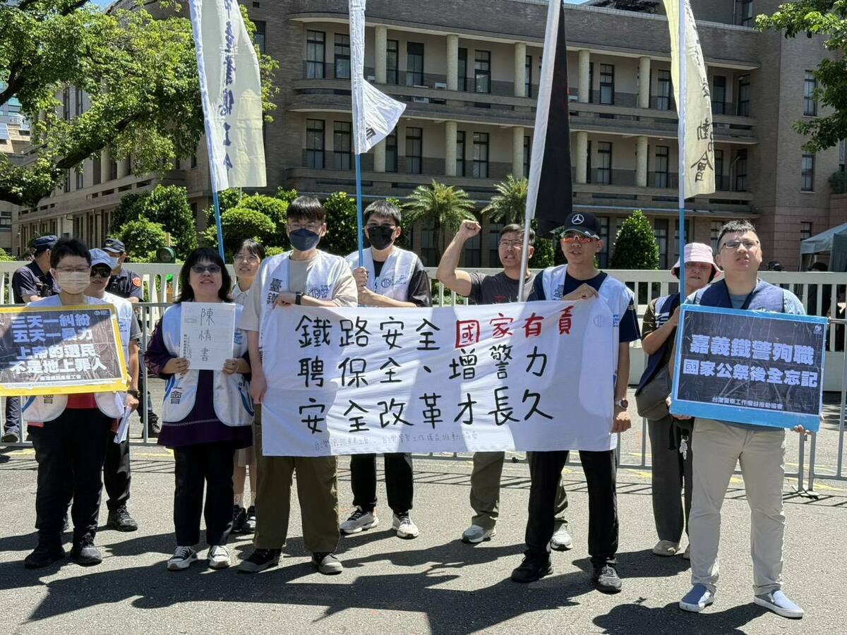 近年台鐵員工頻傳員工遭旅客言語羞辱、攻擊之職場暴力事件，在5月22日更接連三起列車暴力事件，台鐵產業工會批，「凸顯基層運務員工在高風險衝突現場毫無保障」。工會今日赴行政院提三大訴求。 圖：翻攝自台鐵產業工會臉書