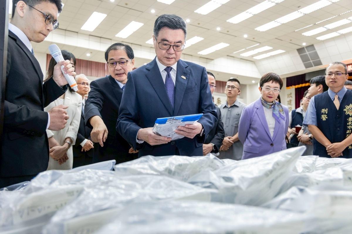行政院長卓榮泰指出，他今（10）日再次見證犯罪集團的手法日新月異，將毒品藏匿於大型塑膠桶或小型面紙盒中，企圖闖關。 圖：行政院提供