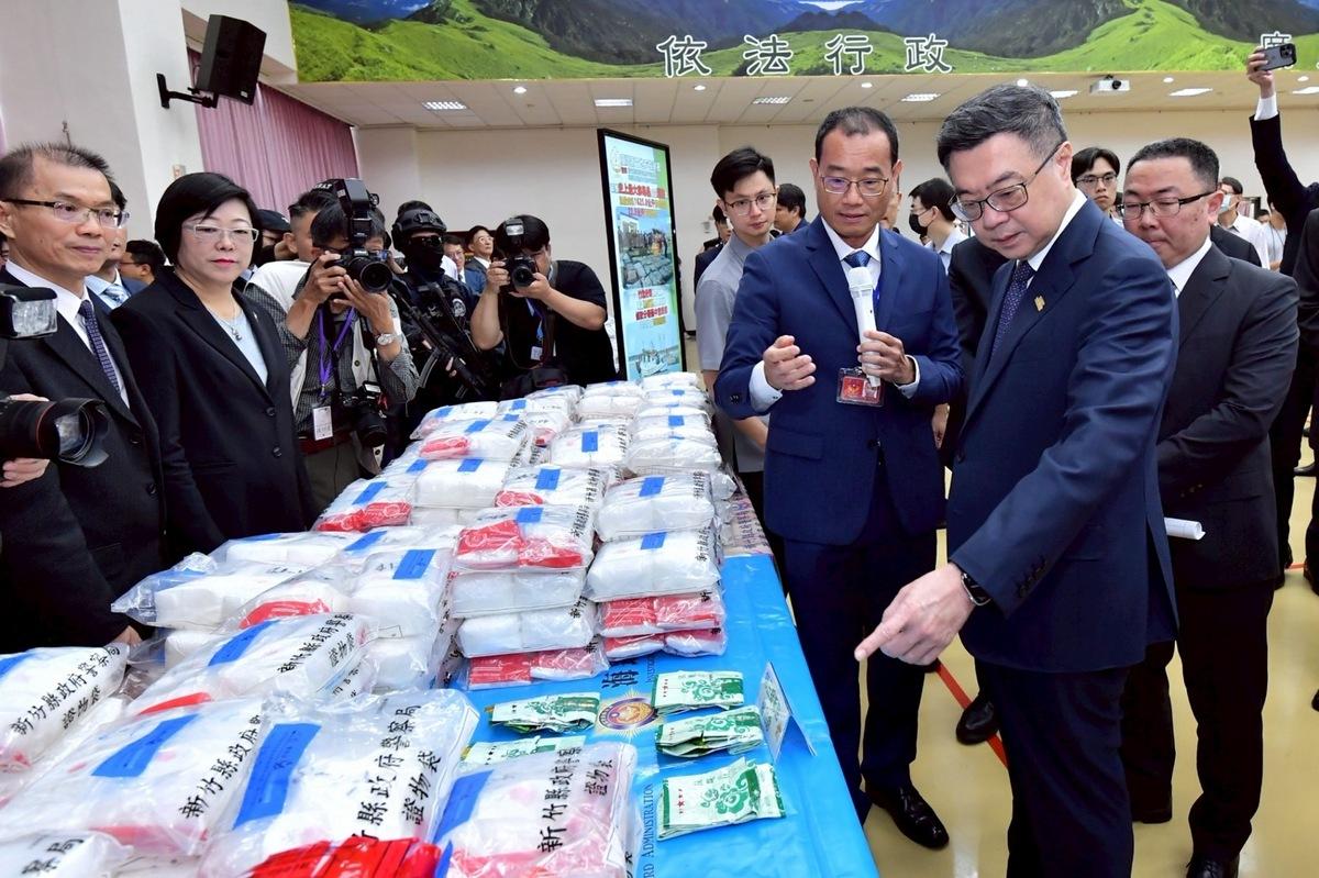針對新興毒品「依托咪酯」113年檢出量較112年增加382倍，引發外界疑慮該毒品更嚴重氾濫一事，行政院長卓榮泰進一步解釋，這是因為政府將「依托咪酯」提升為第二級毒品，大幅增加查緝力道及檢驗量能，因此檢出數量相對提升。 圖：行政院提供