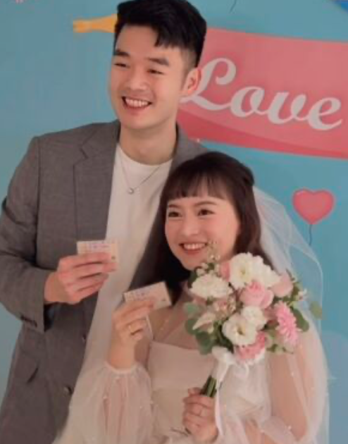 王齊麟、陳詩媛今(10)日在親友陪同下，在內湖戶政事務所完成結婚登記。 圖：翻攝自陳詩媛IG