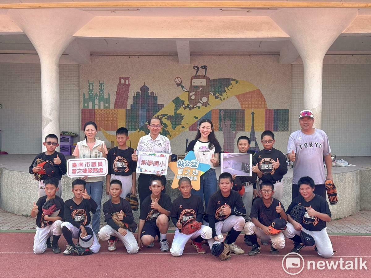 崇學國小少棒隊一直是國內少棒的勁旅，多年來培育出許多旅外好手及職業棒球的球星，台南市議員曾之婕以校友的身分重返母校，致贈一部「希望漣漪計畫」的節能淨水器，安裝在少棒隊的休息室，讓小球員能夠喝到「好水」，在球場上奮力拚搏。 圖：黃博郎／攝