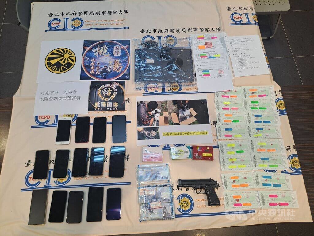 桃園市黃姓男子在連鎖藥局擔任店長，竟夥同天道盟太陽會成員到店購藥再索要體傷賠償金，黃男向公司稱若支付顧問費可幫磋商，藥局察覺有異報警處理，警方循線逮獲8嫌送辦，並查扣相關贓證物。（翻攝照片）中央社記者黃麗芸傳真  114年6月10日