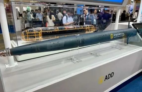 南韓軍方近期透過「Madex-2025 國際海軍展覽會」再次展示該國自主研發的超空泡高速魚雷，預估最快將於今年 9 月研發完成。 圖：翻攝自 騰訊網 天眼看亞太
