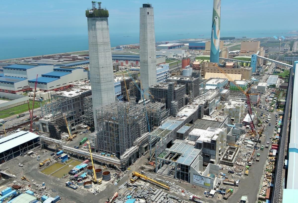 台中電廠近年因苗栗通霄電廠更新燃氣機組得以減煤600萬噸，台中市府卡關台中電廠新燃氣機組15個月期間，由其他電廠扛下發電責任，圖為台中電廠新燃氣機組。 圖：台電提供