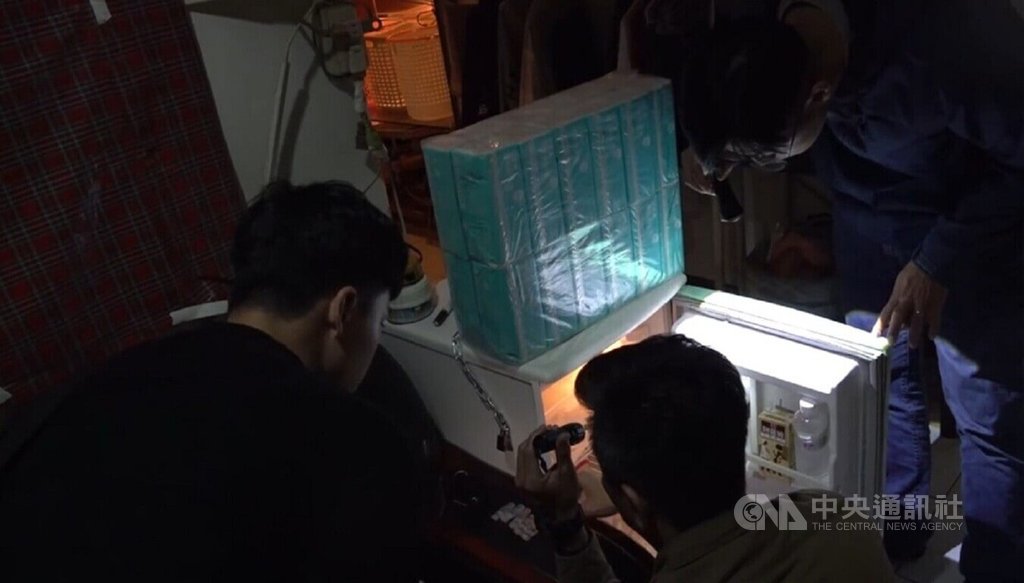 台中警方民國113年底逮捕販毒的莊姓男子，循線前往毒品上游林姓男子家中，查扣毒品安非他命，還在鐵鍊上鎖的冰箱查獲「喪屍菸彈」，2人送辦後都被起訴。（翻攝照片）中央社記者蘇木春傳真 114年6月10日