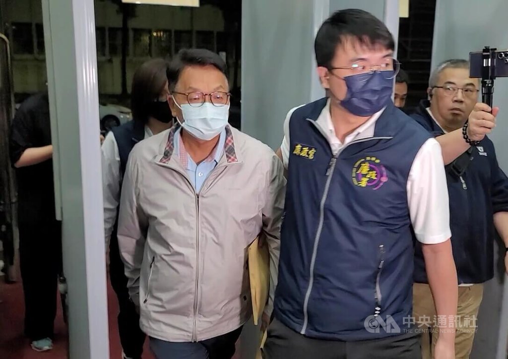 前民進黨立委陳歐珀（中）涉嫌於立委任內收受物流公司不正利益遭檢廉搜索約談，4日凌晨移送台北地檢署複訊。中央社記者謝幸恩攝 114年6月4日