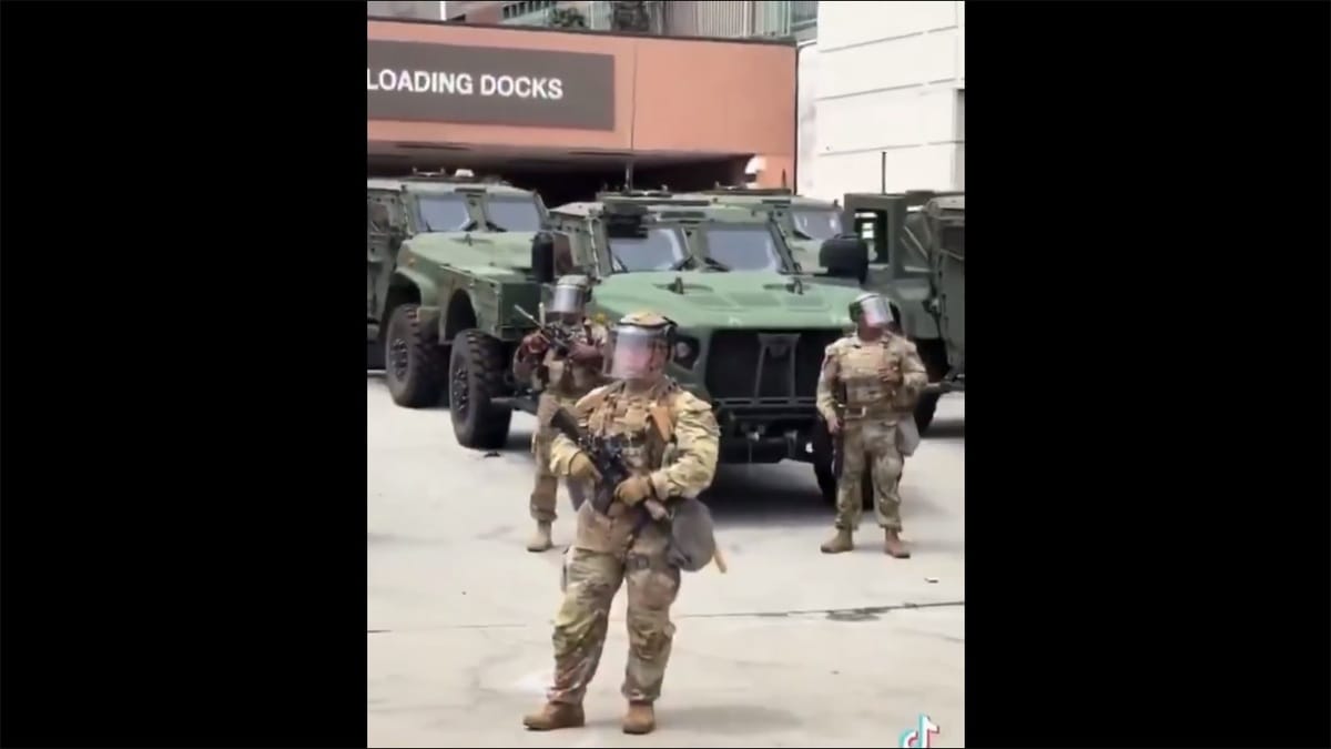手持槍枝的美軍士兵也被部署到洛杉磯街頭，準備隨時應對抗議民眾引發的混亂。 圖：擷取自 @fangshimin X 帳號