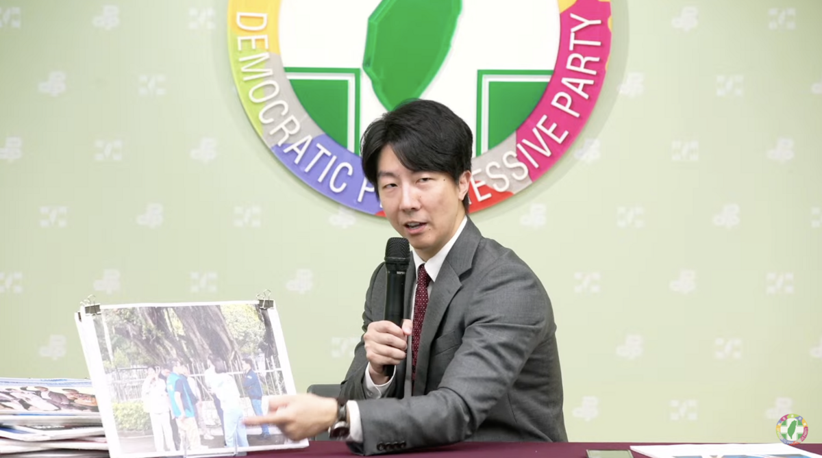 吳崢秀出林岳龍與朱立倫、王鴻薇等人在北檢前的照片。 圖：翻攝自民進黨YT