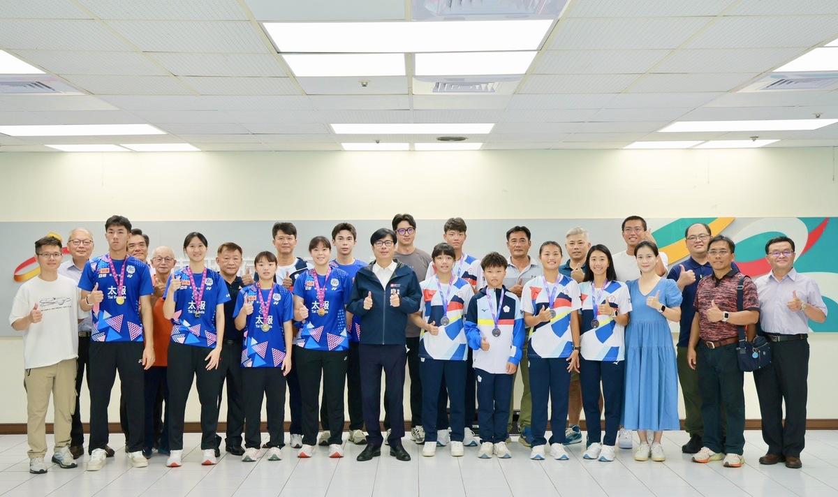 陳其邁(中)公開表揚高雄優秀高中選手並致贈獎勵金。 圖：高雄市政府/提供