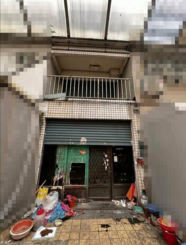 高雄鳳山一間透天厝因髒亂屢遭檢舉，145筆罰單共裁罰逾新台幣76萬元。屋主林姓婦人兒子哭訴家庭無奈與困境，因母親及妹妹無法控制自己，不斷地撿拾垃圾回家堆積，造成環境惡劣、蚊蟲孳生。（行政執行署高雄分署提供）中央社記者洪學廣傳真  114年6月11日