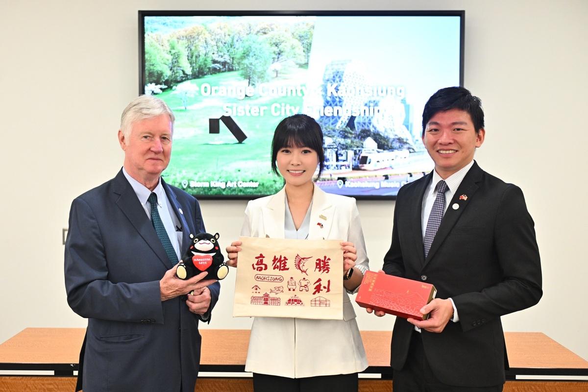 哈利·波爾(左)與張硯卿(中)、吳立森(右)相見歡。 圖：高雄市行國處/提供