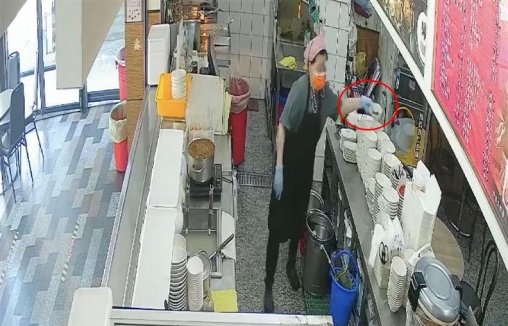 周氏蝦捲被指將剩油豆腐回鍋，小老闆回應遺憾並解聘涉事員工。 圖：翻攝自網路
