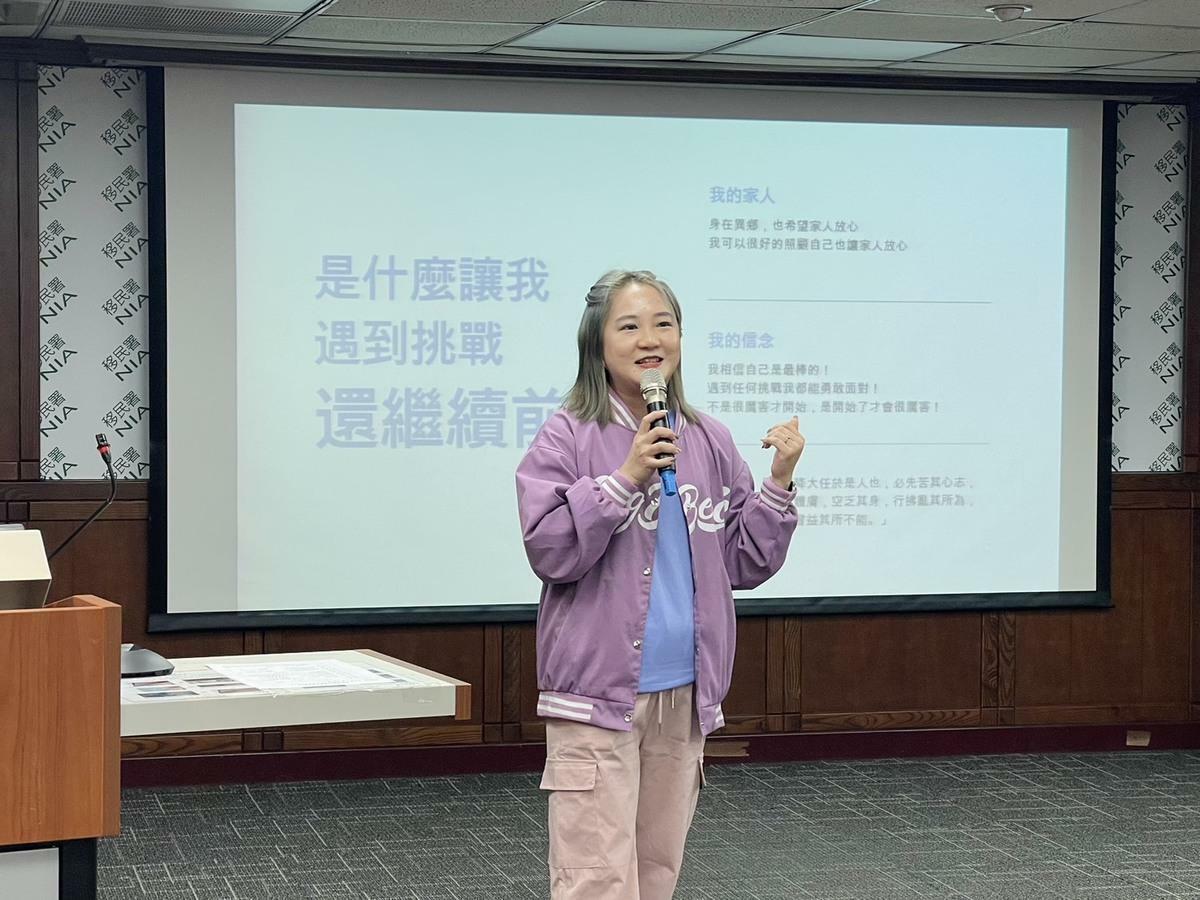 馬來西亞新住民李愛珍以「敞開心胸擁抱自已，感恩當下，未來一定會更美好」，鼓舞新住民朋友在台「Nothing is impossible」。 圖：移民署提供