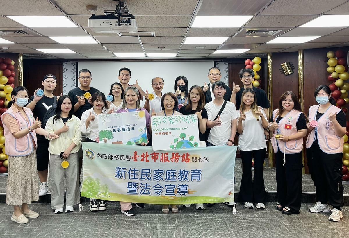 移民署台北市服務站舉辦「新住民家庭教育及法令宣導」課程，邀請來自馬來西亞的新住民李愛珍，分享進入台灣金融業的職涯重建經歷與跨國文化適應的心路歷程。 圖：移民署提供