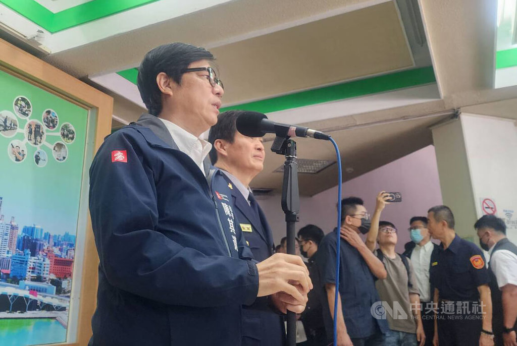 高雄鹽埕七賢大樓10日晚間發生火警，6人預防性送醫。市長陳其邁（左）11日表示，市府目前公安列管包括七賢大樓等4棟大樓，已要求加強安檢，並給予必要協助。中央社記者洪學廣攝  114年6月11日