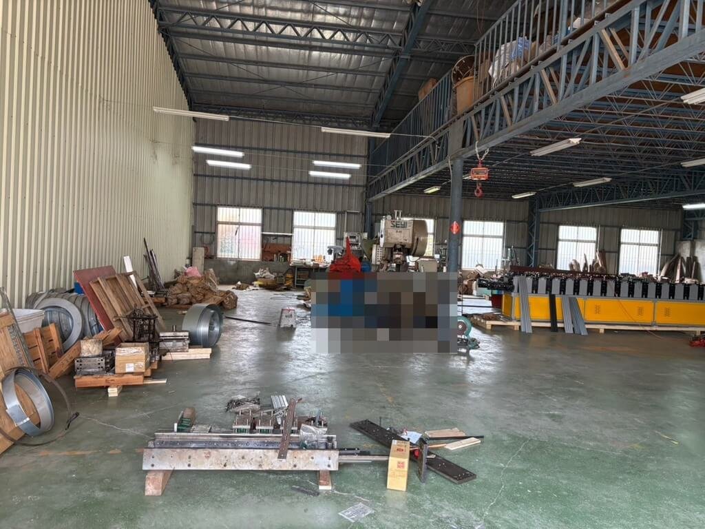 75歲洪姓男子在高雄市湖內區中山路一段租賃廠房經營組合棧板工廠，11日上午被發現遭手動油壓堆高機壓住，已明顯死亡。（高雄市警察局湖內分局提供）中央社記者張已亷傳真  114年6月11日