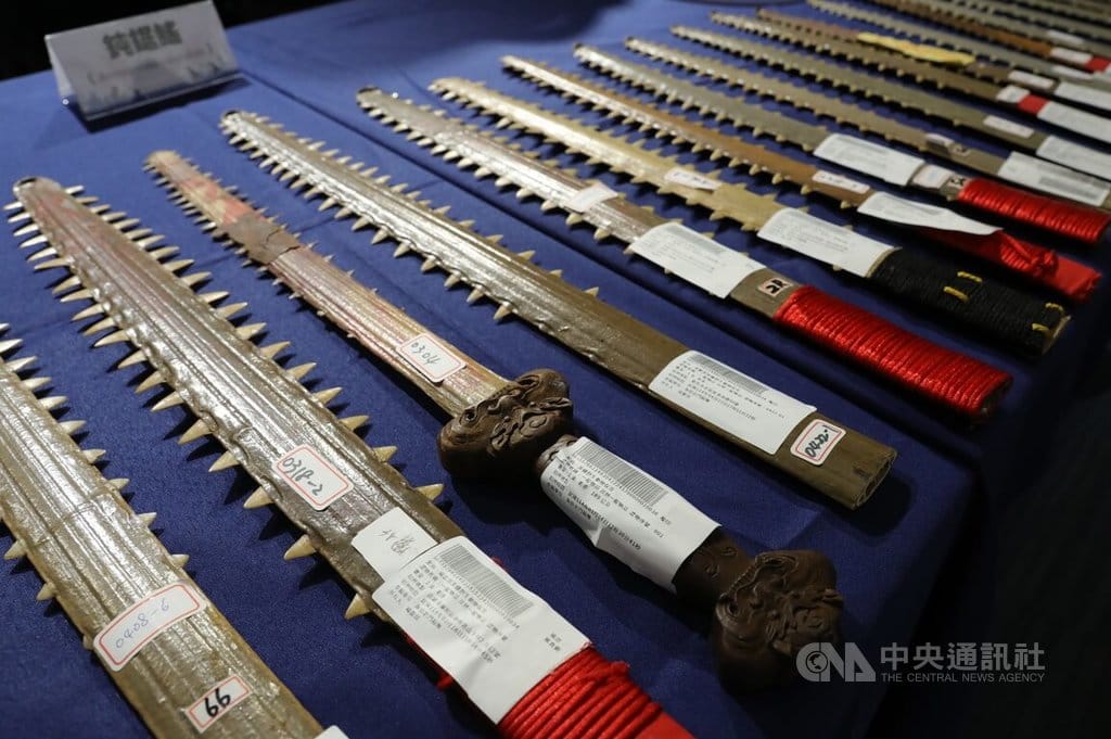 海洋委員會海洋保育署與海巡署等單位組成專案小組，自3月起查緝網路違法販售第一級保育類野生動物「鋸鰩」產製品，陸續逮捕15人到案，查扣37支鯊魚劍及86顆齒牙等證物，預估黑市價約新台幣160萬至180萬元。中央社記者張已亷攝  114年6月11日