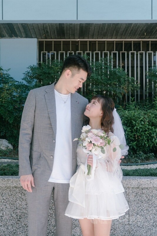 奧運羽球男雙雙金得主王齊麟（左）和女友陳詩媛（右）婚後首度亮相參加活動，陳詩媛甜喊想生雙胞胎。（中央社檔案照片）