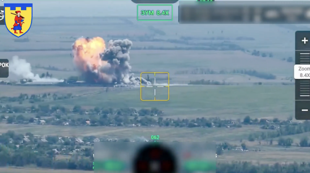 烏軍精準打擊俄軍的彈藥庫，現場火光沖天、濃霧久久無法消散。 圖：擷取自 OSINTtechnical 的 X