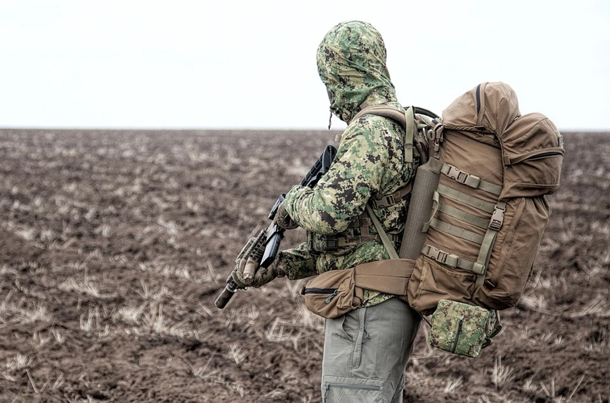 俄軍高層認為北約第五條共同防禦義務「形同具文」，計畫先在波羅的海國家發動一場由「小股、無軍階標誌部隊」（俗稱「小綠人」）挑起的微型衝突，以測試北約是否真會動員回應。 圖：翻攝自 X NEXTA