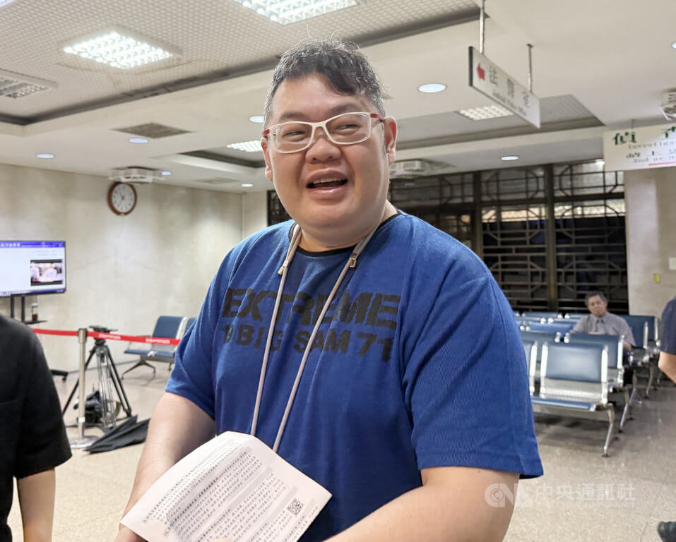 國民黨114年4月間號召民眾到北檢集結，網紅「四叉貓」（圖）在場直播遭2名男子潑飲料、踢打，事後提告傷害罪，台北地檢署12日傳喚「四叉貓」等人到庭說明。中央社記者林長順攝  114年6月12日