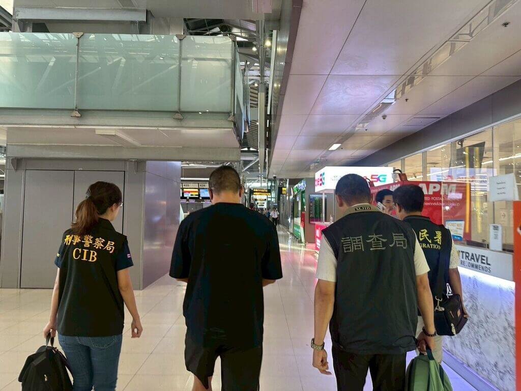 運輸5公斤第三級毒品愷他命入台的男子黃立為（前中）113年經最高法院判刑10年6月定讞，入監執行前潛逃海外遭檢方通緝。法務部調查局12日下午將自泰國押解黃立為返台歸案。（調查局提供）中央社記者謝幸恩傳真  114年6月12日