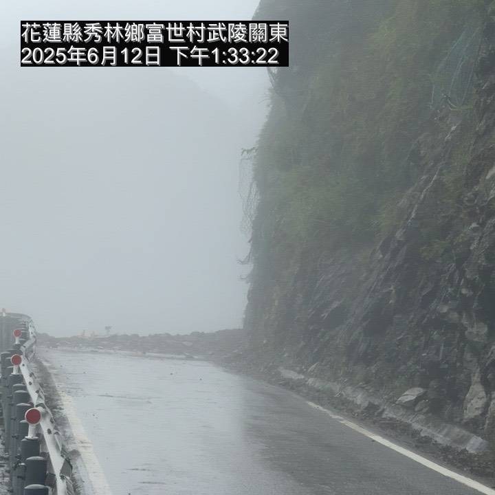 公路局說明，現場邊坡仍持續發生坍方落石，最快明日中午12時才能搶通。 圖：公路局／提供