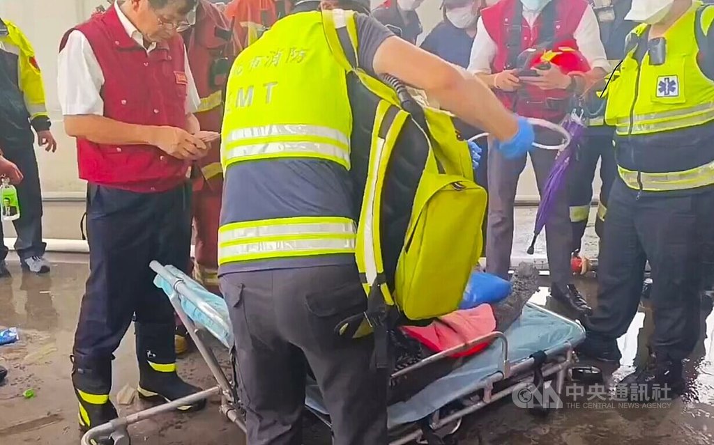 新北市林口區宏昌街某工廠12日上午發生火警，警消獲報前往搶救，搜索火場後成功發現躲在廁所的失聯泰籍勞工，所幸僅有輕傷，送醫無大礙。（翻攝照片）中央社記者王鴻國傳真  114年6月12日