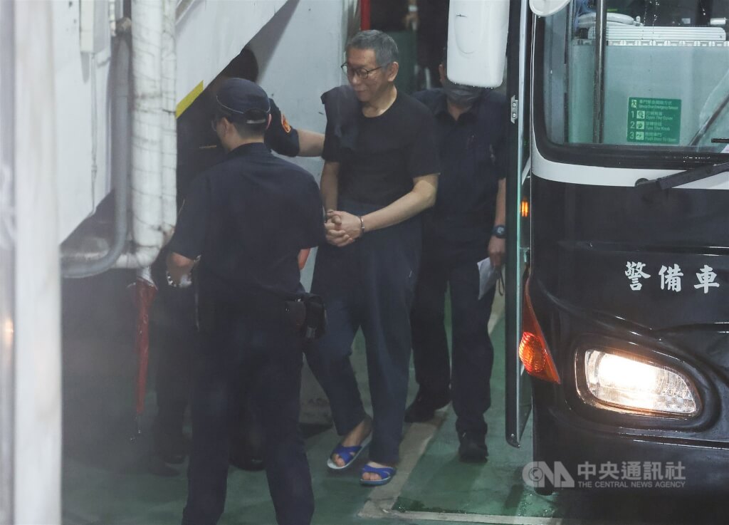 北院審理京華城等案，裁定前台北市長柯文哲（中）等4名被告延押禁見2月。柯文哲等4人不服提起抗告，台灣高等法院12日認定4人確實有羈押禁見必要，駁回確定。（中央社檔案照片）