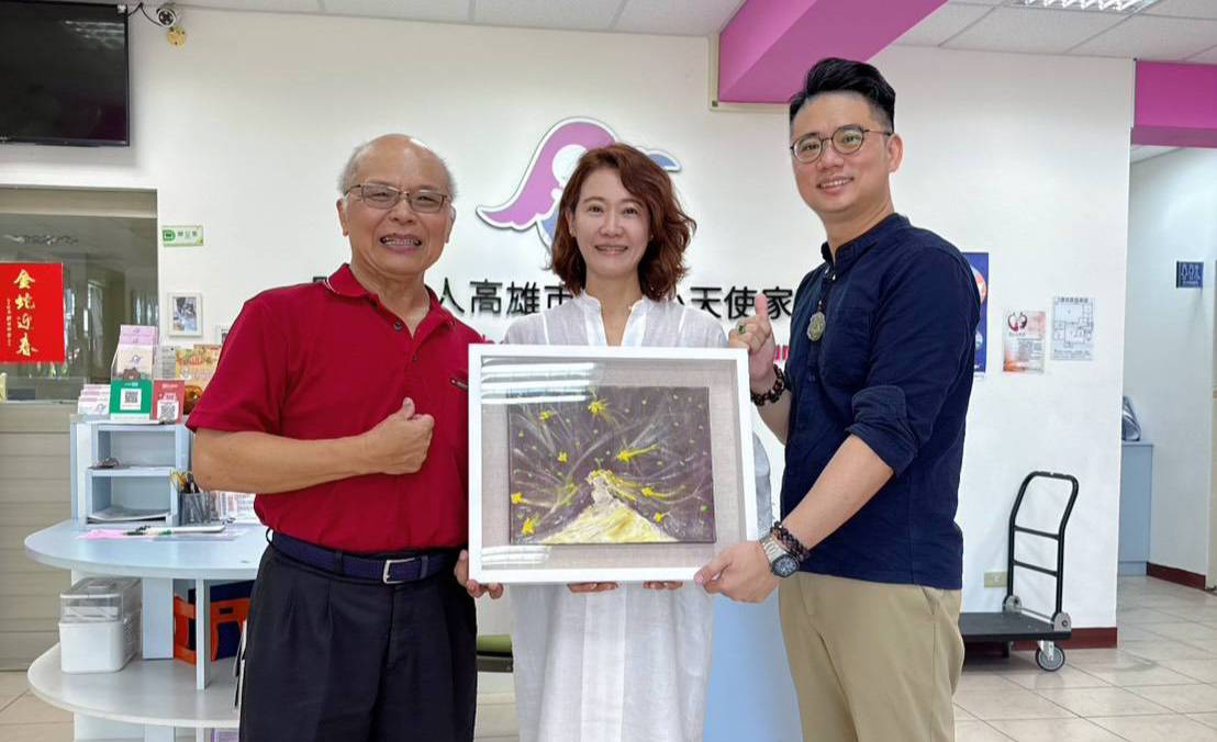 陳紹崇(左)感謝何孟娟(中)、劉柱均(右)的善行。 圖：孫家銘翻攝