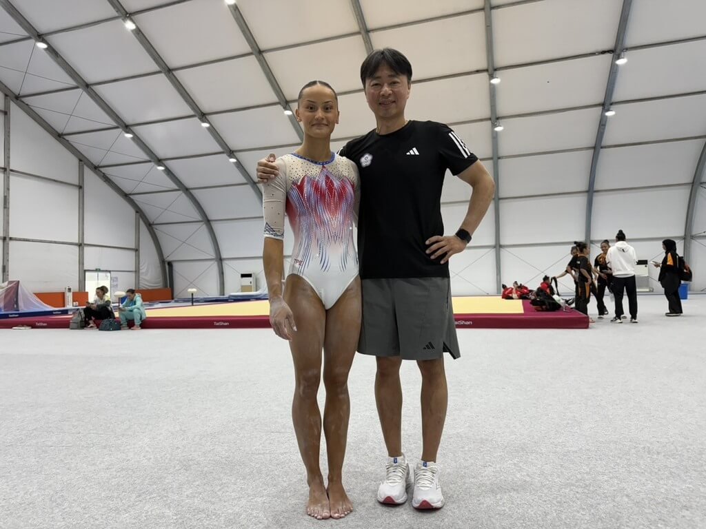 台灣、瑞典混血體操女孩陳瑞安（左）12日在2025亞洲體操錦標賽的女子個人全能以52.499的高分位列第4，教練鄭焜杰（右）也相當滿意。（鄭焜杰提供）中央社記者黎建忠傳真  114年6月12日