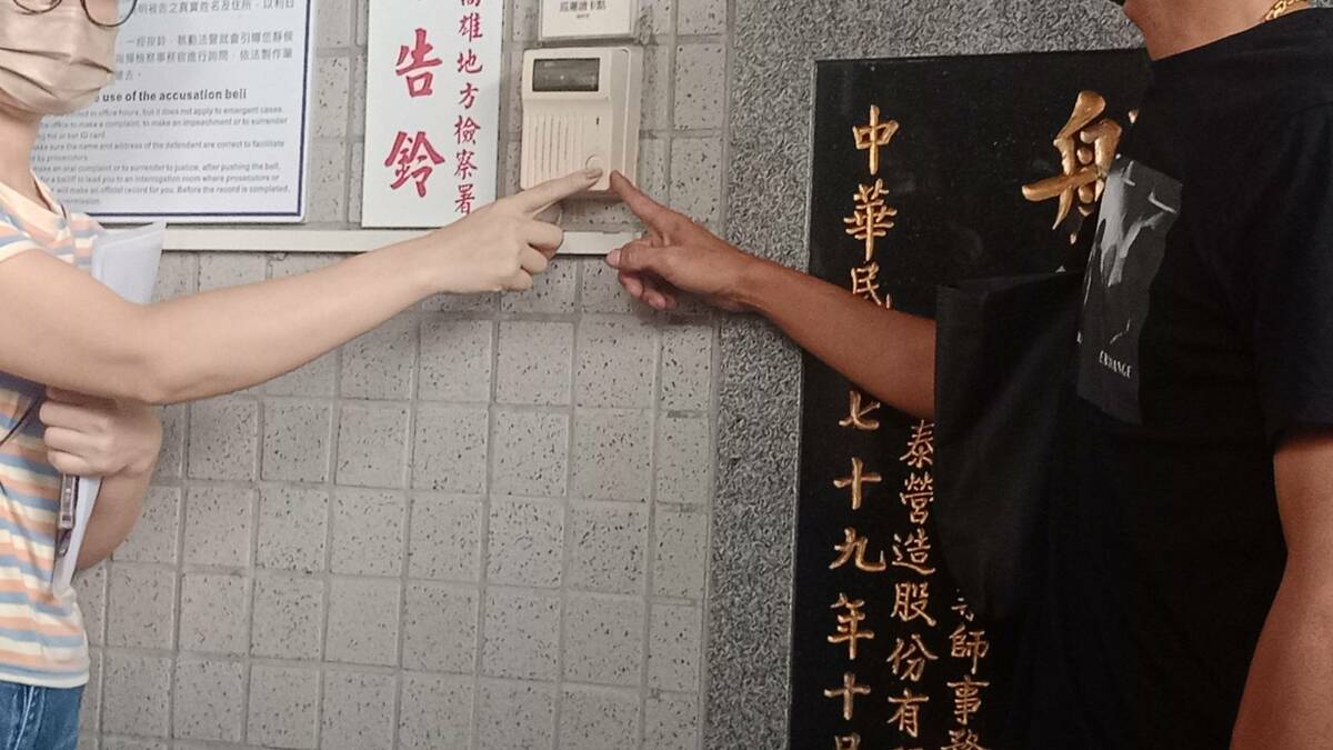 受害女童父母至雄檢按鈴提告幼兒園與教育局。 圖：孫家銘攝