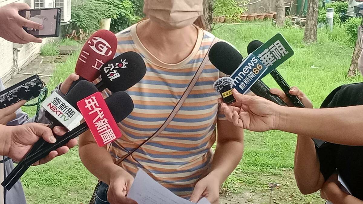受害女童媽媽受訪時一度哽咽。 圖：孫家銘攝