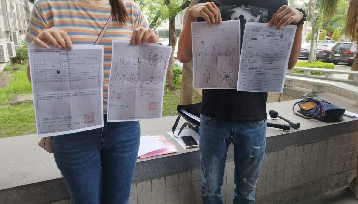 受害女童家長出示女童的驗傷單控訴園方一手遮天。  圖：孫家銘攝