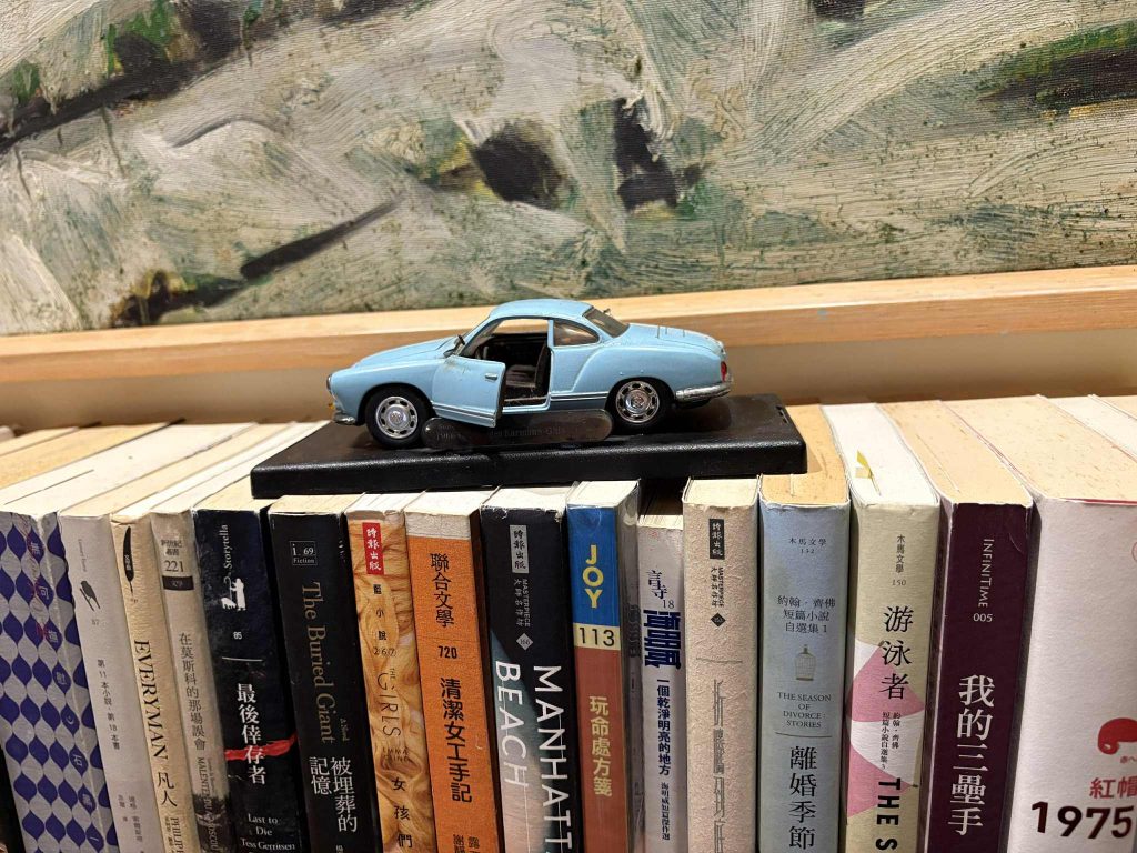 馮光遠書架上有一輛 Karmann Ghia 模型車。 圖：馮光遠提供