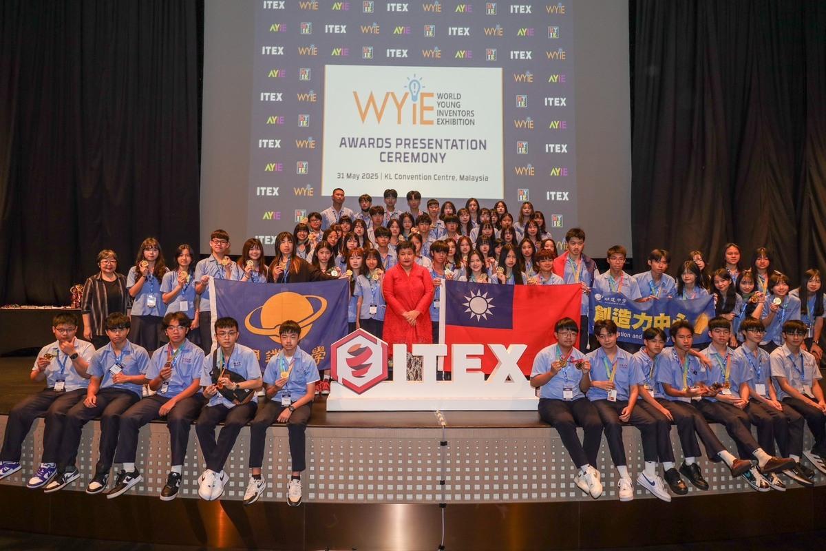 明道中學參加2025第35屆「馬來西亞ITEX國際發明展」，19組學生前往參賽勇奪18組「金牌」、1組「銅牌」、1個「大會特別獎」及4個「特別獎」，再度破校史紀錄，綜合參與韓國泰國日本等國際知名發明展，累積2鉑金、100金、79銀、70銅。 圖：明道中學/提供