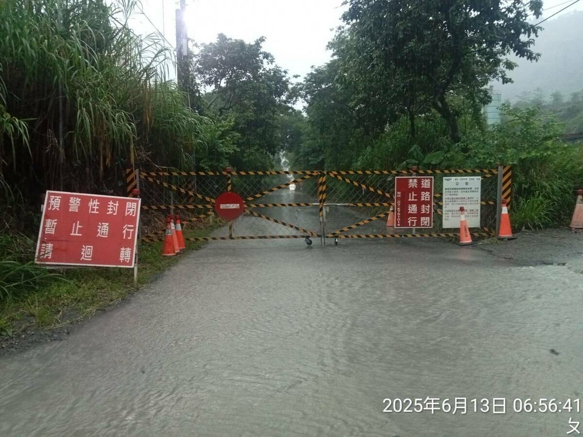 公路局表示，若持續降下豪大雨，恐造成溪水水位暴漲，沖毀現有河床便道，或出現土石流等嚴重危害。 圖：公路局／提供