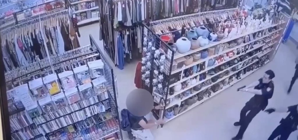 台南吳姓男子12日晚上在永康區某賣場外飲酒又揮舞武士刀，警方趕往拔槍喝止，吳男跑進賣場嚇壞民眾，壓制時疑槍枝走火擊中吳男後頸，送醫手術後轉進加護病房觀察。（台南市警局提供）中央社記者張榮祥台南傳真 114年6月13日