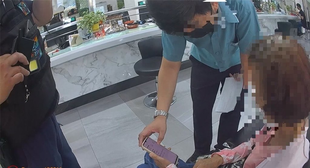 台中市1名婦人收到兒子的訊息稱已購買按摩椅作為禮物，希望先代墊匯款新台幣48萬元，警方獲報到場，與婦人兒子聯繫後發現是騙局，助婦人保住存款。（民眾提供）中央社記者郝雪卿傳真  114年6月13日