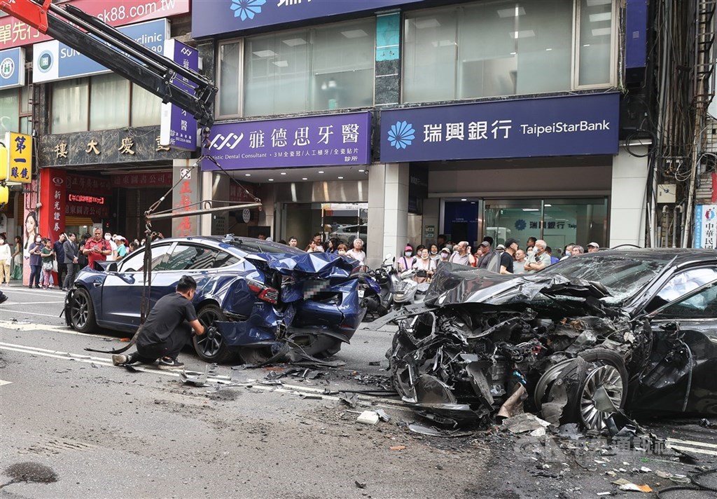 圖為台北市重慶南路當時發生車禍現場。（中央社檔案照片）