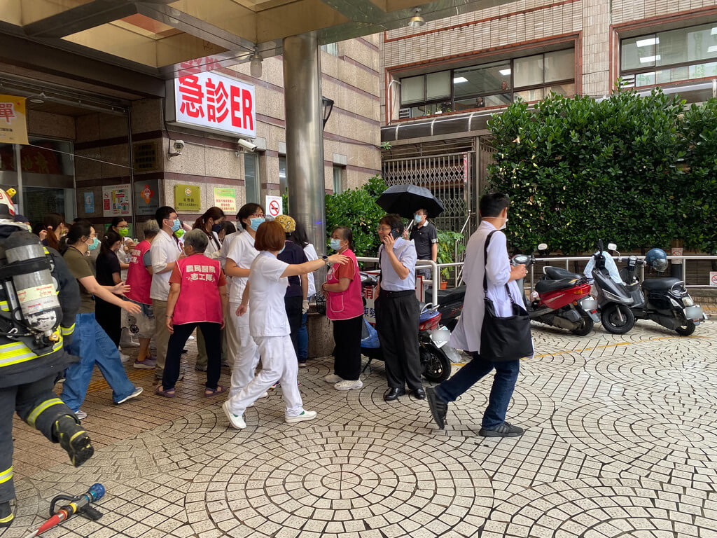 台中東勢農民醫院院內機台冒煙，觸動火警警報器，院方緊急疏散院內病患、員工共150人。（民眾提供）中央社記者趙麗妍傳真 114年6月13日