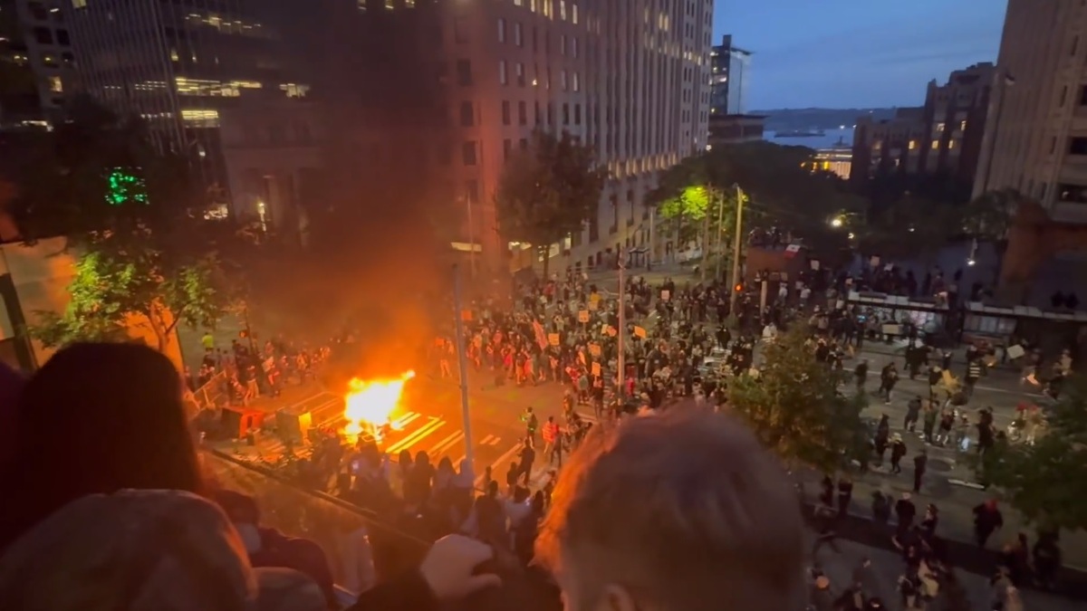 美國洛杉磯的抗議暴亂活動逐漸蔓延，就連西部的另一個大城市西雅圖也出現大規模抗議人群。 圖：擷取自 @amuse X 分享影片