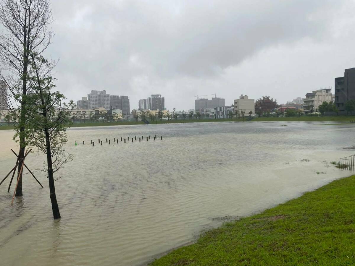 雨水宣洩不及，高雄部分地區一度積水。 圖：取自邱俊憲臉書