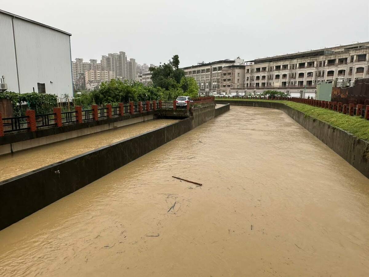 雨水夾雜泥沙，將溪圳染黃，幾乎滿出來。 圖：取自邱俊憲臉書